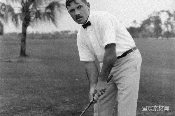 高清摄影 一张黑白照片，显示一个男人正在打高尔夫。