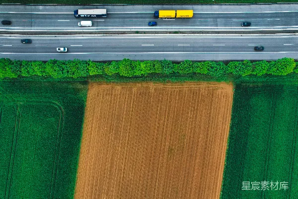 高清摄影 空中俯瞰一条高速公路和一片田野