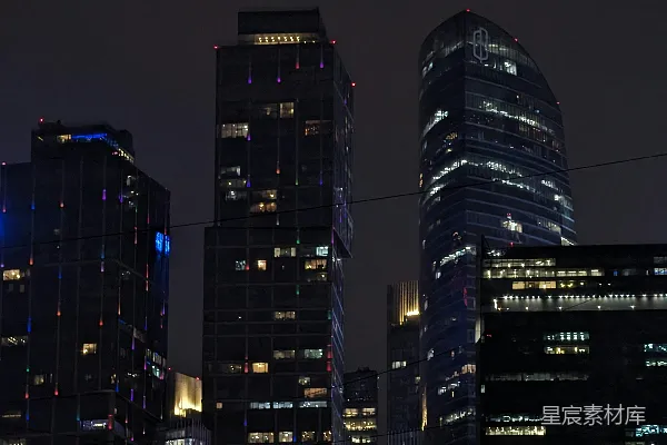 高清摄影 夜晚的城市有很多高大的建筑物