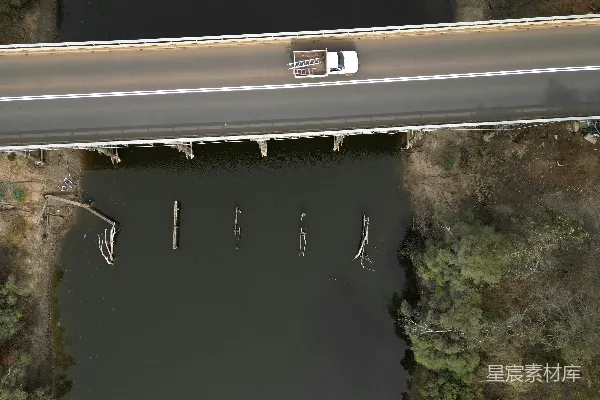 高清摄影 空中俯瞰一条道路和一座桥梁的景象。