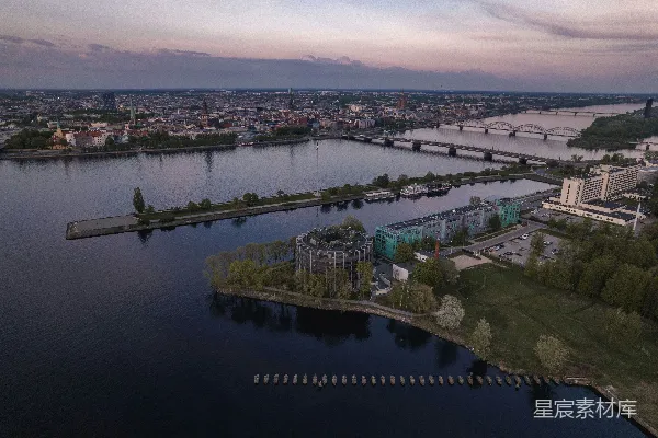高清摄影 水边白天城市建筑的俯瞰图
