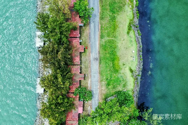高清摄影 一条道路旁的水体俯瞰图