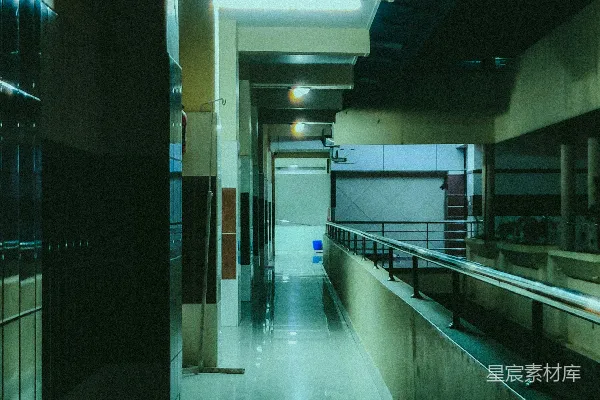 高清摄影 一条通往有挂在墙上的钟表的建筑物的长廊。