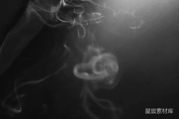 高清摄影 一张黑白照片，照片中有一根管道冒出烟雾。
