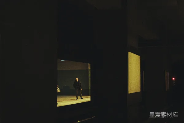 高清摄影 一个人在夜晚的黑暗走廊里行走。
