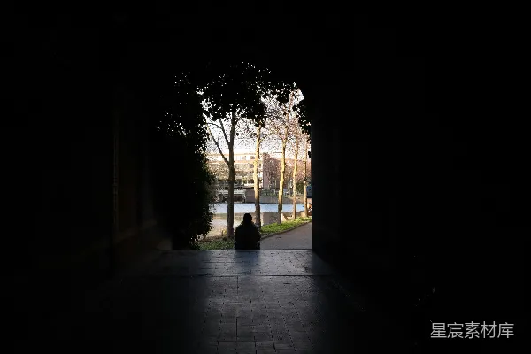 高清摄影 一个坐在黑暗中的长凳上的人