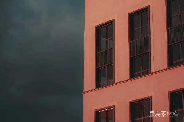 高清摄影 在多云的天气里，有一座红色的建筑物，窗户倒映着天空。