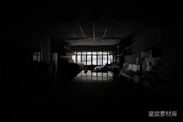 高清摄影 一个昏暗的房间，一扇窗户。