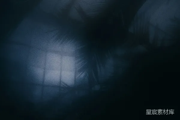 高清摄影 一张模糊的床在昏暗的房间里。