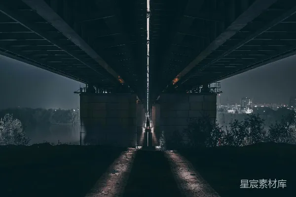 高清摄影 夜晚桥下站着一个人的剪影