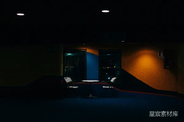 高清摄影 一个有桌子和椅子的房间