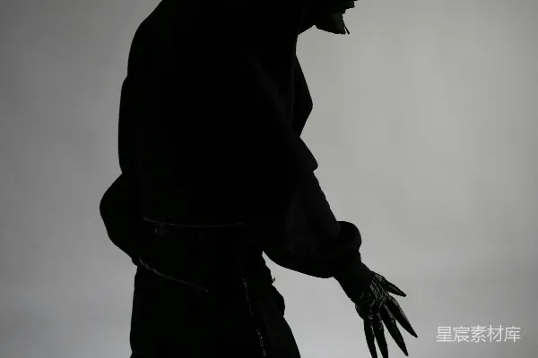 高清摄影 一个戴有斗篷并有爪子般的手部轮廓。