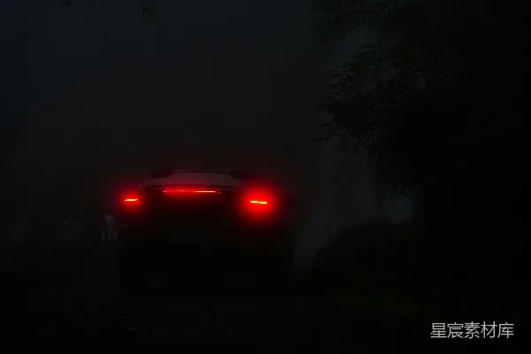 高清摄影 一辆汽车在夜晚的黑暗道路上行驶