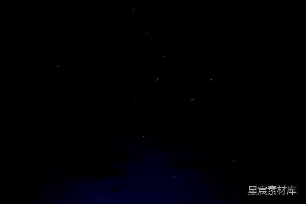 高清摄影 一片水面上方有着乌云密布的夜空。