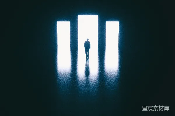高清摄影 一个人站在黑暗房间里门口前面。