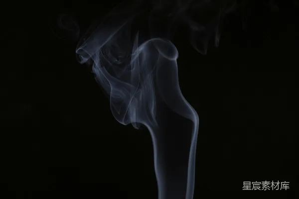 高清摄影 黑夜里升起的缕缕炊烟。