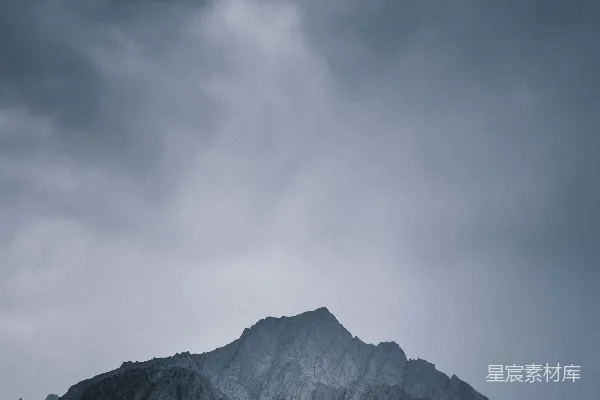 高清摄影 一座山上飘着云