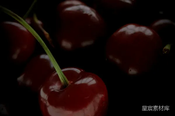 高清摄影 一簇樱桃堆叠在一起。