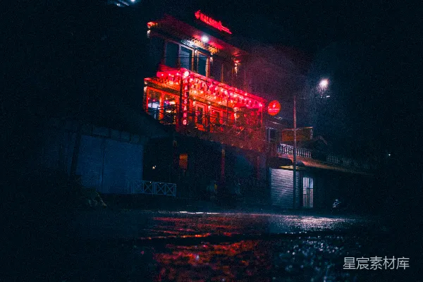 高清摄影 一栋夜间亮着红灯的建筑。