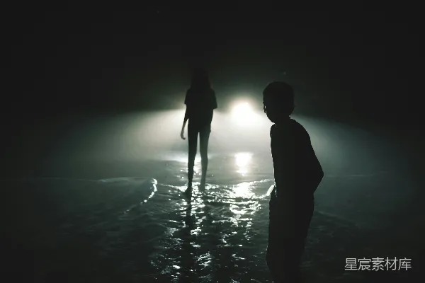 高清摄影 两个人站在水中，夜晚。
