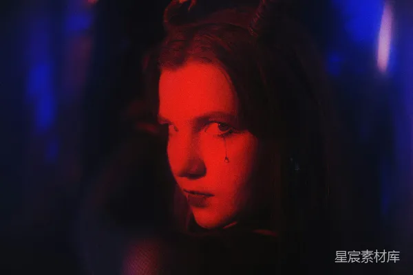 高清摄影 有魔鬼角和红色灯光的女人
