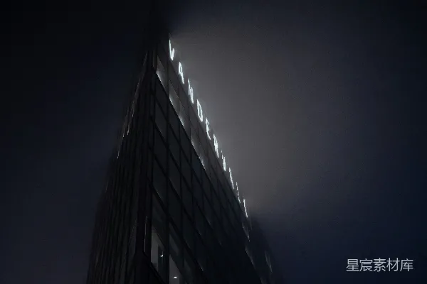 高清摄影 现代摩天大楼在夜晚笼罩在薄雾中。