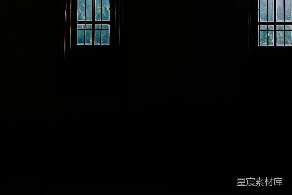 高清摄影 一个有三扇窗户和地板的昏暗房间