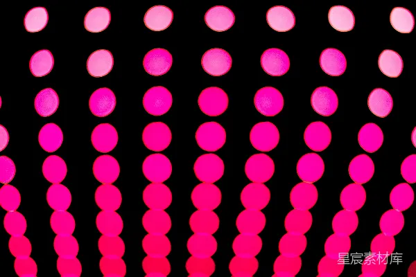 高清摄影 黑色背景上有粉色和白色的圆圈。