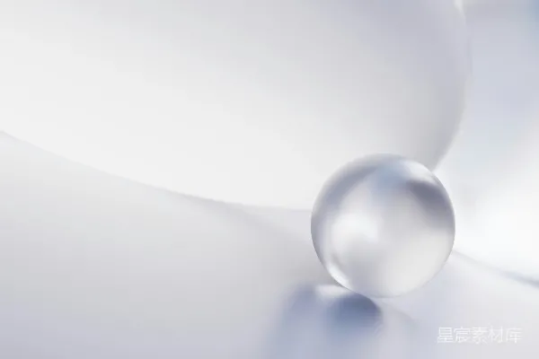 高清摄影 一个水晶球放在一个弯曲的表面上。