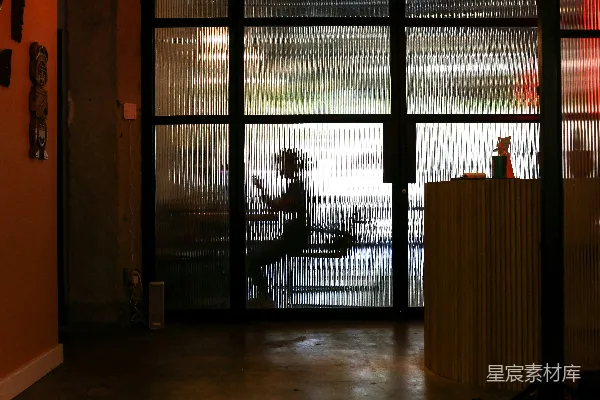 高清摄影 穿白色T恤的男人站在窗边
