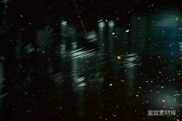 高清摄影 模糊不清的雨水落在地面上的景象