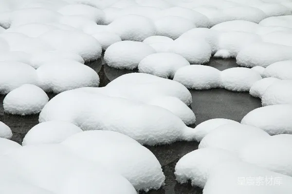 高清摄影 河上的积雪覆盖的岩石