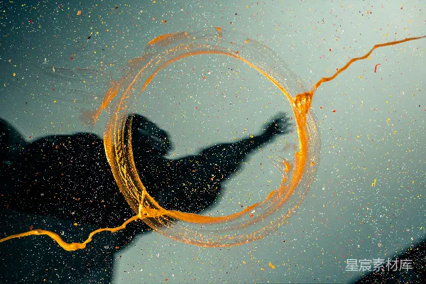 高清摄影 一个人的影子在空中挂着一根黄色的绳子