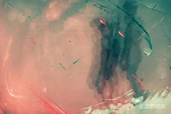 高清摄影 一个男人在雨中打着伞站着。