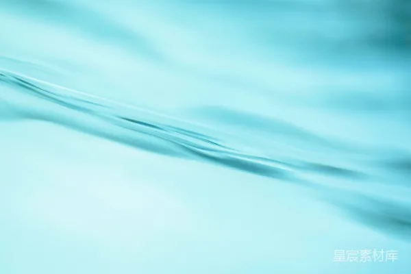 高清摄影 模糊的照片，显示一片蓝色的海洋，波浪翻滚。