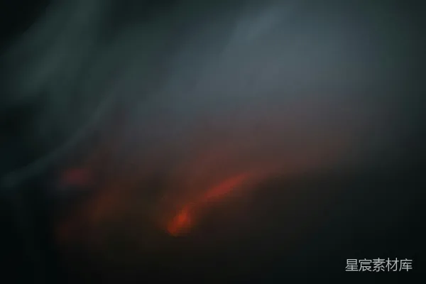 高清摄影 抽象的暗色烟雾漩涡，伴有发光的红色火星。