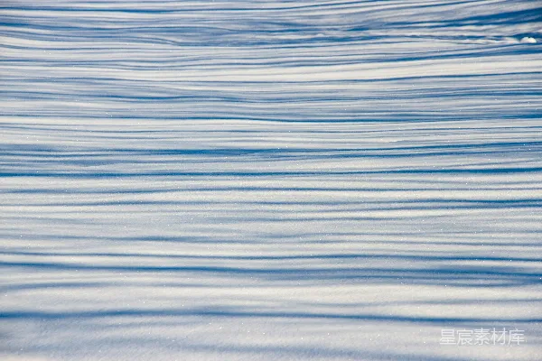 高清摄影 一个人在雪地上滑冰