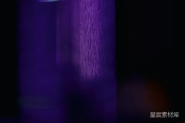 高清摄影 一束紫色的光在黑暗中