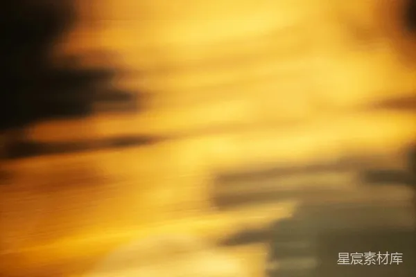 高清摄影 夕阳下金黄色和深色的云彩