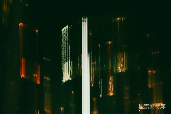 高清摄影 夜晚城市建筑物上空的光条状抽象图案