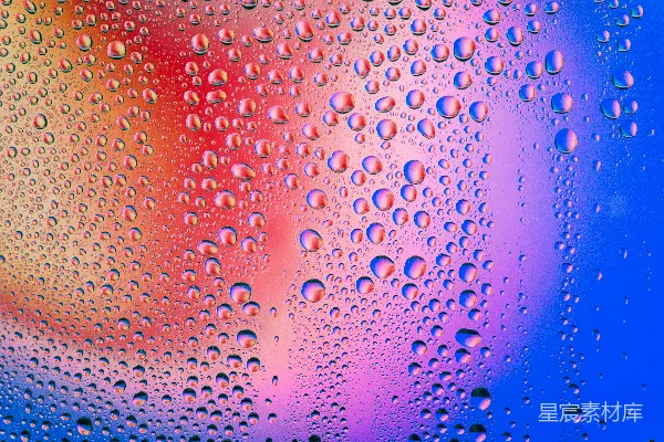 高清摄影 一扇窗户上水滴的特写。