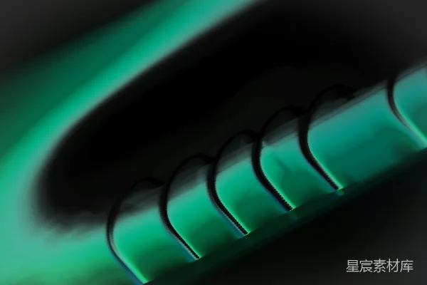 高清摄影 一张特写照片，展示了一支绿色牙刷，背景为黑色。