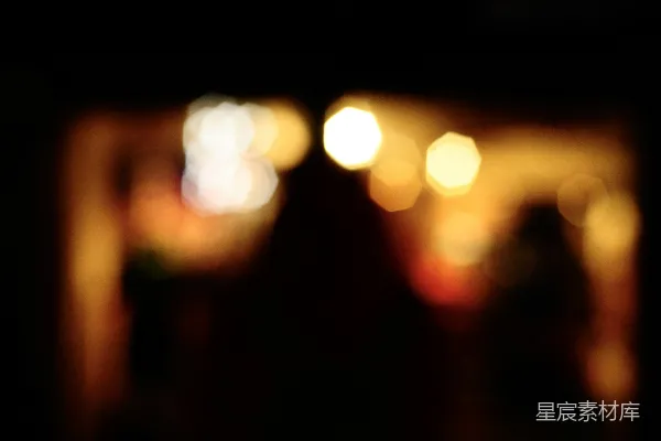 高清摄影 模糊的节日灯光营造出温暖的光晕。