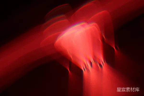 高清摄影 在黑暗中模糊不清的红色物体图像