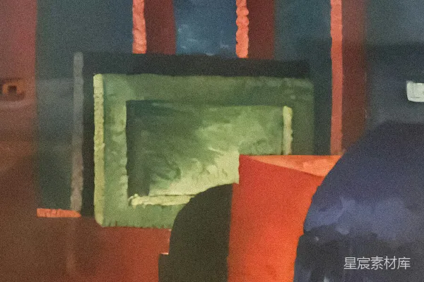 高清摄影 一幅蓝色花瓶和一些红绿色方块的画