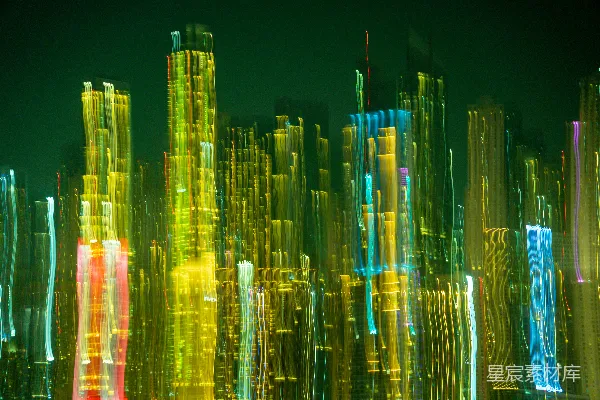 高清摄影 夜晚，城市的灯光模糊成明亮的光带。