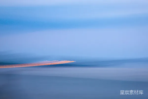 高清摄影 雾蒙蒙的天空和水面构成了一幅宁静的景象。