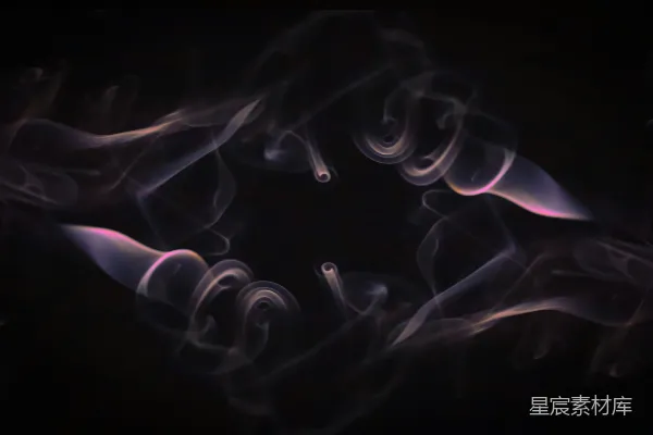 高清摄影 一个黑色背景，周围有烟雾缭绕。