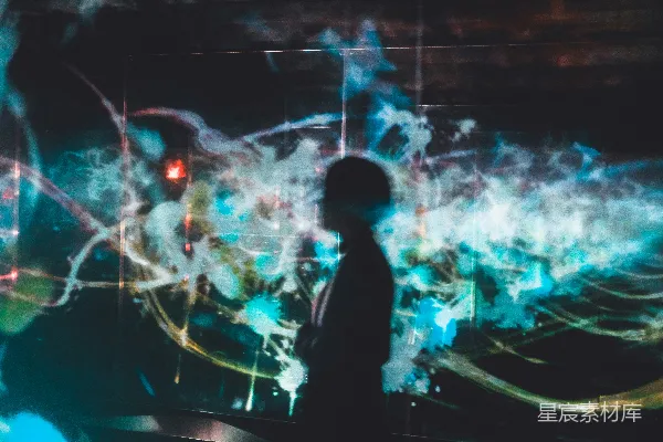 高清摄影 蓝底数字墙纸上的剪影人像