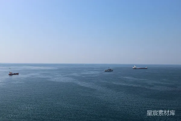 高清摄影 白船在蓝天下海面上的白天景色